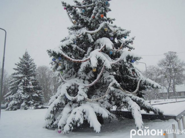 Дві головні ялинки Шацька уже прикрасили комунальники. ФОТО