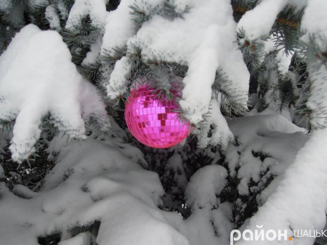 Дві головні ялинки Шацька уже прикрасили комунальники. ФОТО