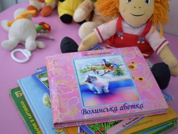 Вперше в Україні: у дитячій кімнаті луцького ЦНАПу з’явилася абетка для незрячих дітей