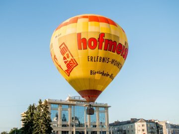 Над Луцьком злетіли повітряні кулі. ВІДЕО