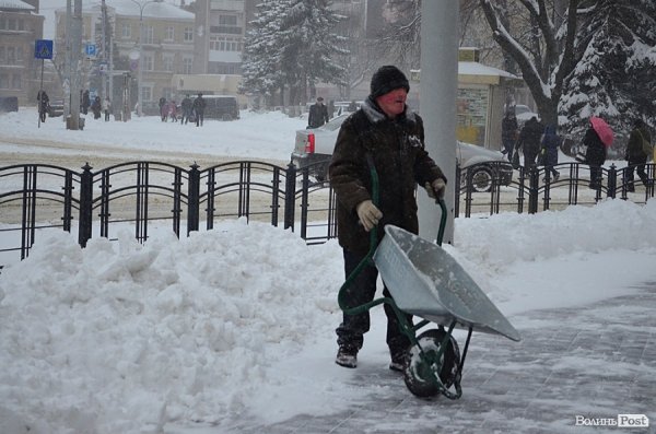 Луцьк замітає снігом. ФОТО