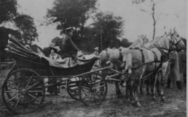 Четвірка графа Ледуховського із Смордви, на прогулянці в Рівному, 1912 р.