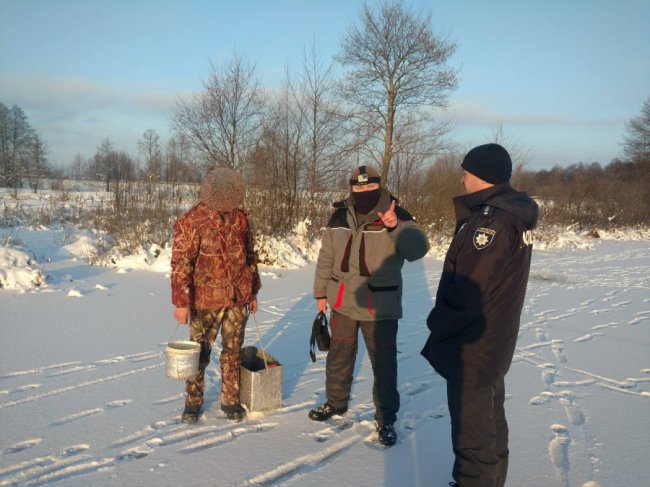 Поблизу Луцька на Стиру небайдужі рибалки здали браконьєра. ФОТО