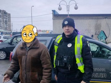 Забув де живе: луцькі патрульні допомогли дідусю дістатися дому 