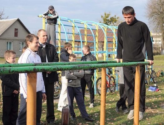 «Street Workout» в Ківерцях: віджимання на брусах. ФОТО
