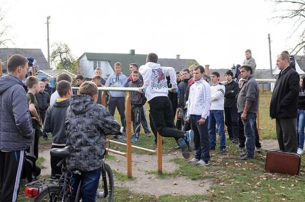 «Street Workout» в Ківерцях: віджимання на брусах. ФОТО