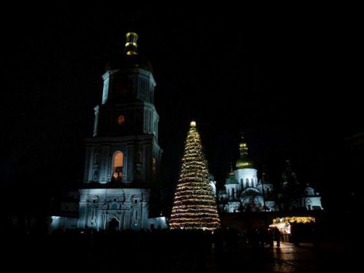 У Києві відкрили головну ялинку країни: як вона виглядає