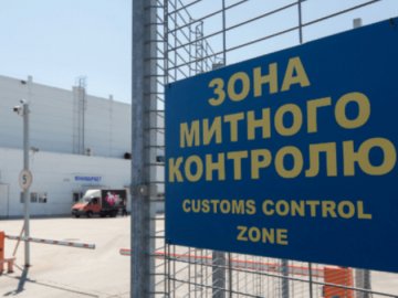 Керівник Волинської митниці розповів, скільки заробляє сам та підлеглі  