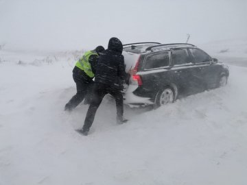 Волинські поліцейські витягнули легковик зі снігового замету. ФОТО
