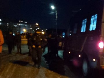 Дитину вдарив цеглиною: у Луцьку чоловік з пістолетом напав на будинок ромів. ВІДЕО