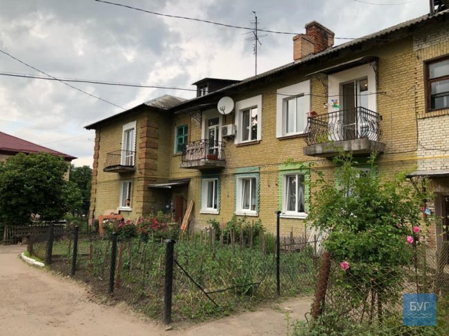 У Нововолинську в під'їзді будинку обвалилася підлога, коли заходила мама з візочком. ВІДЕО