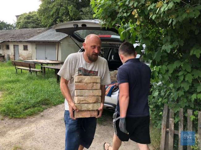 У Нововолинську в під'їзді будинку обвалилася підлога, коли заходила мама з візочком. ВІДЕО