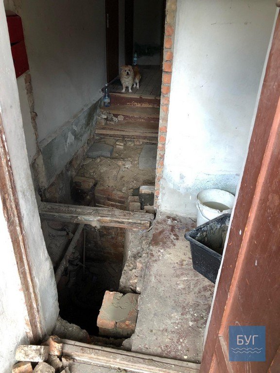 У Нововолинську в під'їзді будинку обвалилася підлога, коли заходила мама з візочком. ВІДЕО