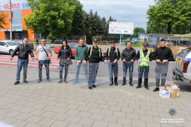 «Зніми навушники», «Візьми дитину за руку»: у Луцьку перед переходами розмістили «нагадайки» для пішоходів