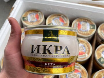 На «Ягодині» затримали чоловіка, який намагався нелегально провезти понад 500 банок червоної ікри. ФОТО