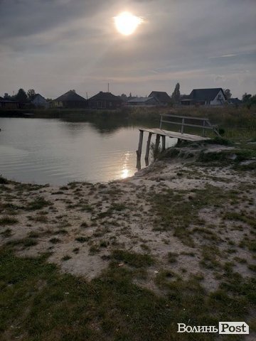 «Може, це Порошенко насмітив?»: поблизу ковельського ставка – стихійне сміттєзвалище. ФОТО