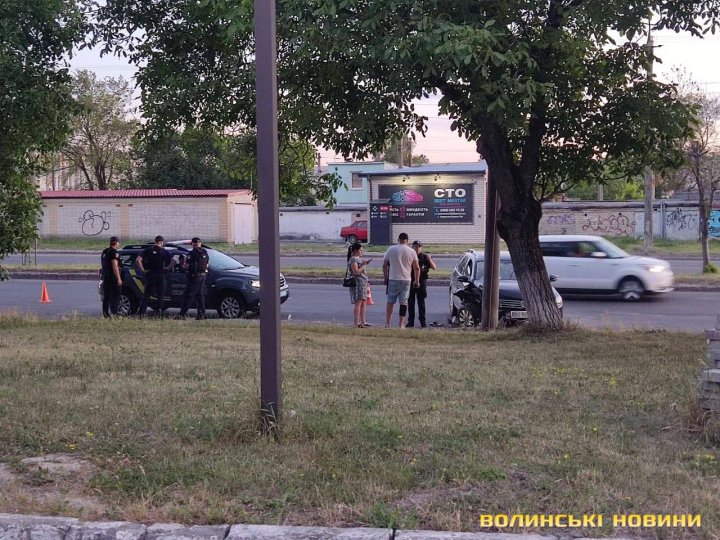 У Луцьку водію стало зле за кермом і він в'їхав у стовп