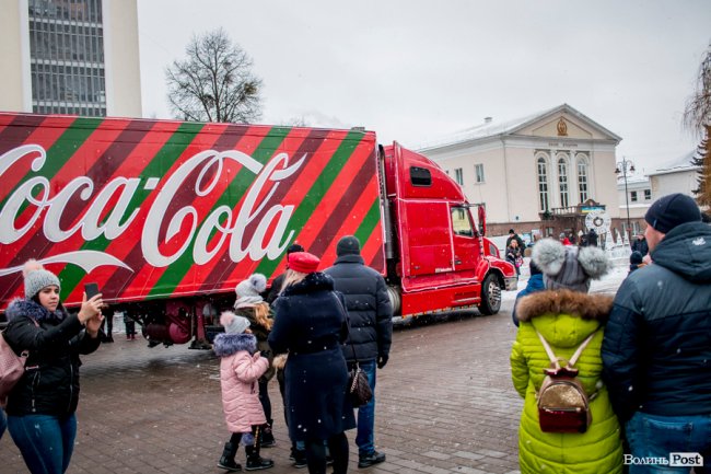 Центр Луцька «поставила на вуха» новорічна фура «Coca-Cola». ФОТО