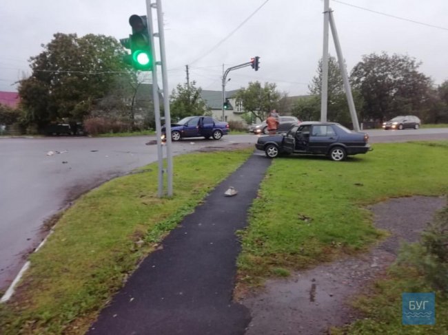 У місті на Волині на перехресті зіткнулися два легковики. ФОТО