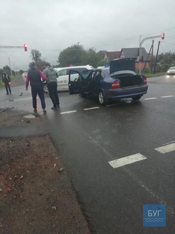 У місті на Волині на перехресті зіткнулися два легковики. ФОТО