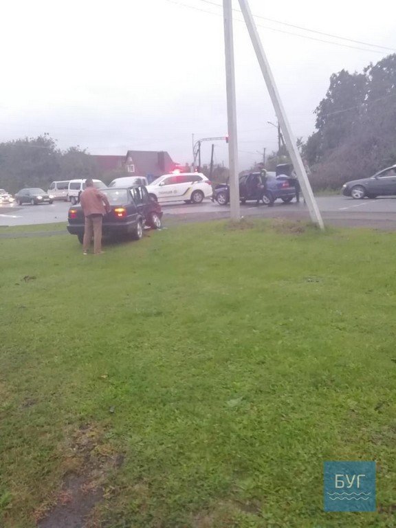 У місті на Волині на перехресті зіткнулися два легковики. ФОТО