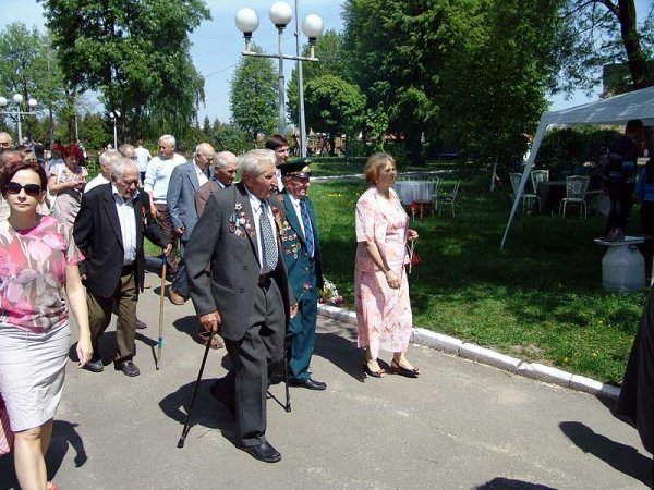 День Перемоги у Нововолинську: гвоздики, георгіївські стрічки, червоні прапори. ФОТО. ВІДЕО