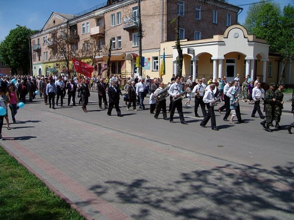 День Перемоги у Нововолинську: гвоздики, георгіївські стрічки, червоні прапори. ФОТО. ВІДЕО