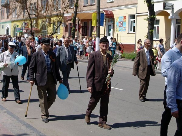 День Перемоги у Нововолинську: гвоздики, георгіївські стрічки, червоні прапори. ФОТО. ВІДЕО