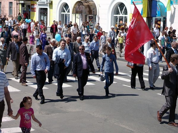 День Перемоги у Нововолинську: гвоздики, георгіївські стрічки, червоні прапори. ФОТО. ВІДЕО