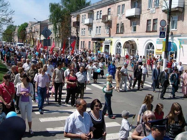 День Перемоги у Нововолинську: гвоздики, георгіївські стрічки, червоні прапори. ФОТО. ВІДЕО
