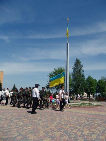 День Перемоги у Нововолинську: гвоздики, георгіївські стрічки, червоні прапори. ФОТО. ВІДЕО