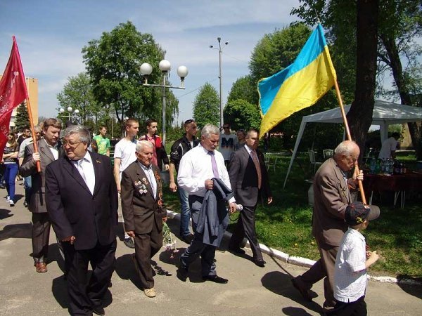 День Перемоги у Нововолинську: гвоздики, георгіївські стрічки, червоні прапори. ФОТО. ВІДЕО