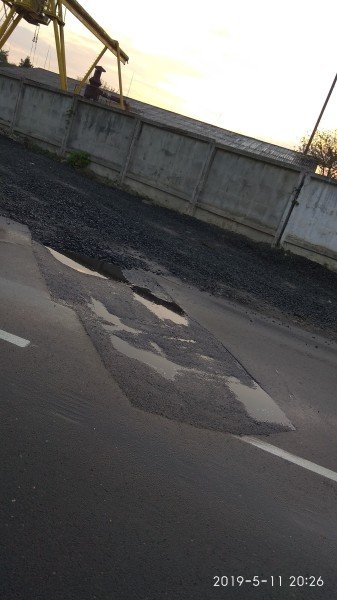У Луцьку забудовники пошкодили дорожнє покриття та не відновили його. ФОТО