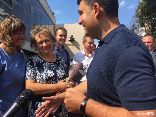 У центрі Луцька Гройсман привітав молодят. ФОТО