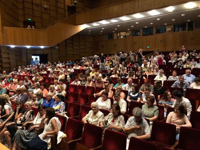 Луцькі пенсіонери безкоштовно відвідали театр. ФОТО