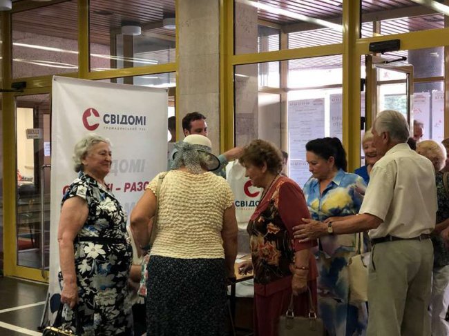 Луцькі пенсіонери безкоштовно відвідали театр. ФОТО