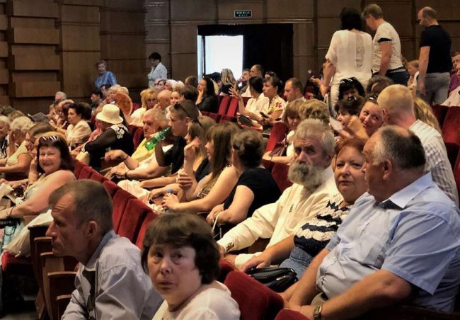 Луцькі пенсіонери безкоштовно відвідали театр. ФОТО