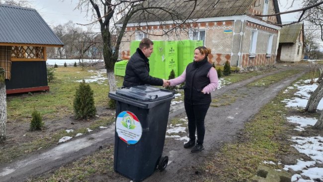 У громаді на Волині комунальне підприємство роздавало подарунки. ФОТО