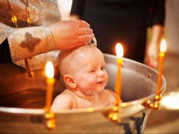 Священник з Луцька розповів, чому дітей охрещують відразу після народження. ВІДЕО