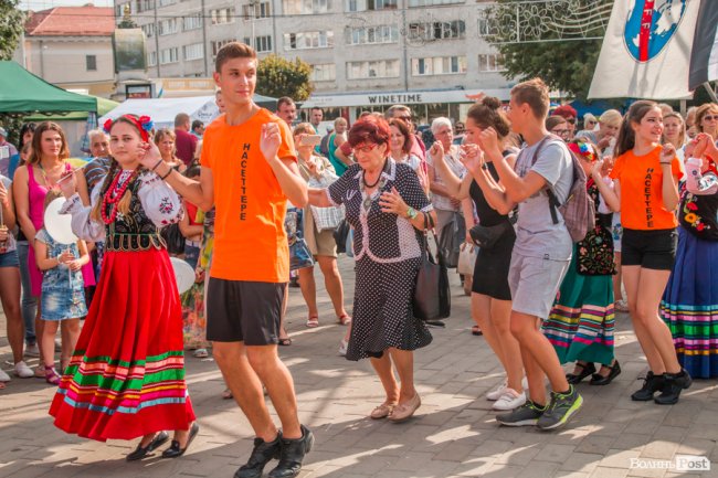 Учасники міжнародного фесту вчили лучан танцювати. ФОТО