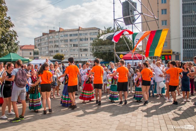 Учасники міжнародного фесту вчили лучан танцювати. ФОТО