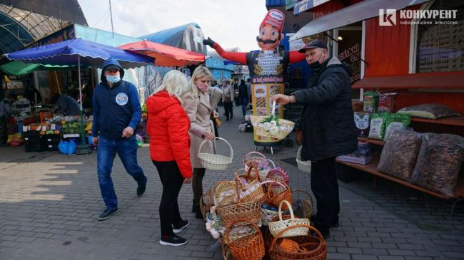Яйця, олія і свинина: скільки коштують продукти на Варшавському ринку перед Великоднем