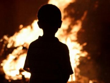 На Волині через дитячі пустощі з вогнем горіла дерев’яна будівля