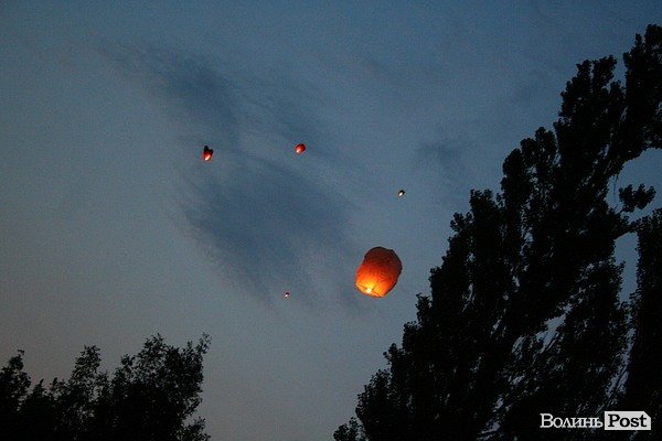 У Луцьку зізнавалися в коханні на небі. ФОТО