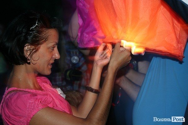 У Луцьку зізнавалися в коханні на небі. ФОТО