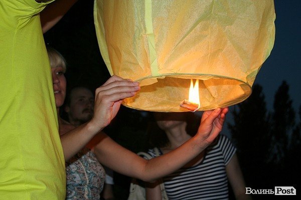 У Луцьку зізнавалися в коханні на небі. ФОТО