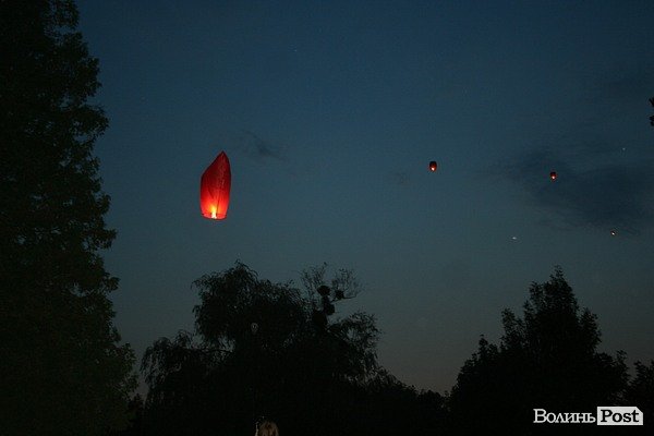 У Луцьку зізнавалися в коханні на небі. ФОТО