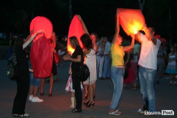 У Луцьку зізнавалися в коханні на небі. ФОТО