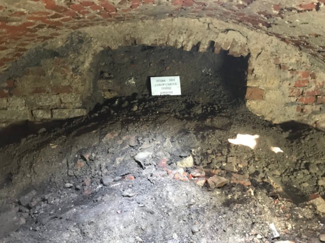 Археологи дослідили чотири підземні кімнати кафедрального храму Луцька. ФОТО