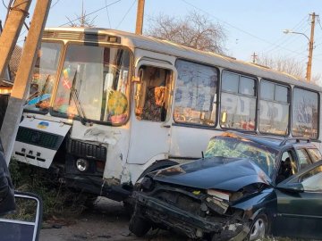 На Волині в пасажирський автобус врізався легковик : є постраждалі. ФОТО